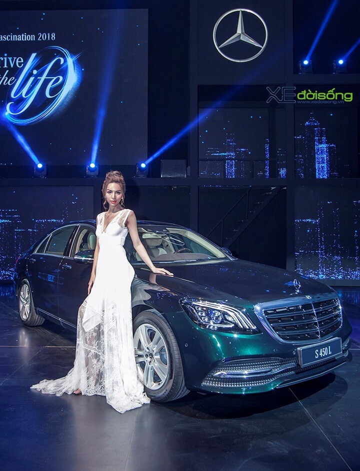 Người đẹp ăn vận sang trọng bên mẫu Mercedes S450L. Tất cả trang phục tại sự kiện này đều do NTK Adrian Anh Tuấn đảm trách.